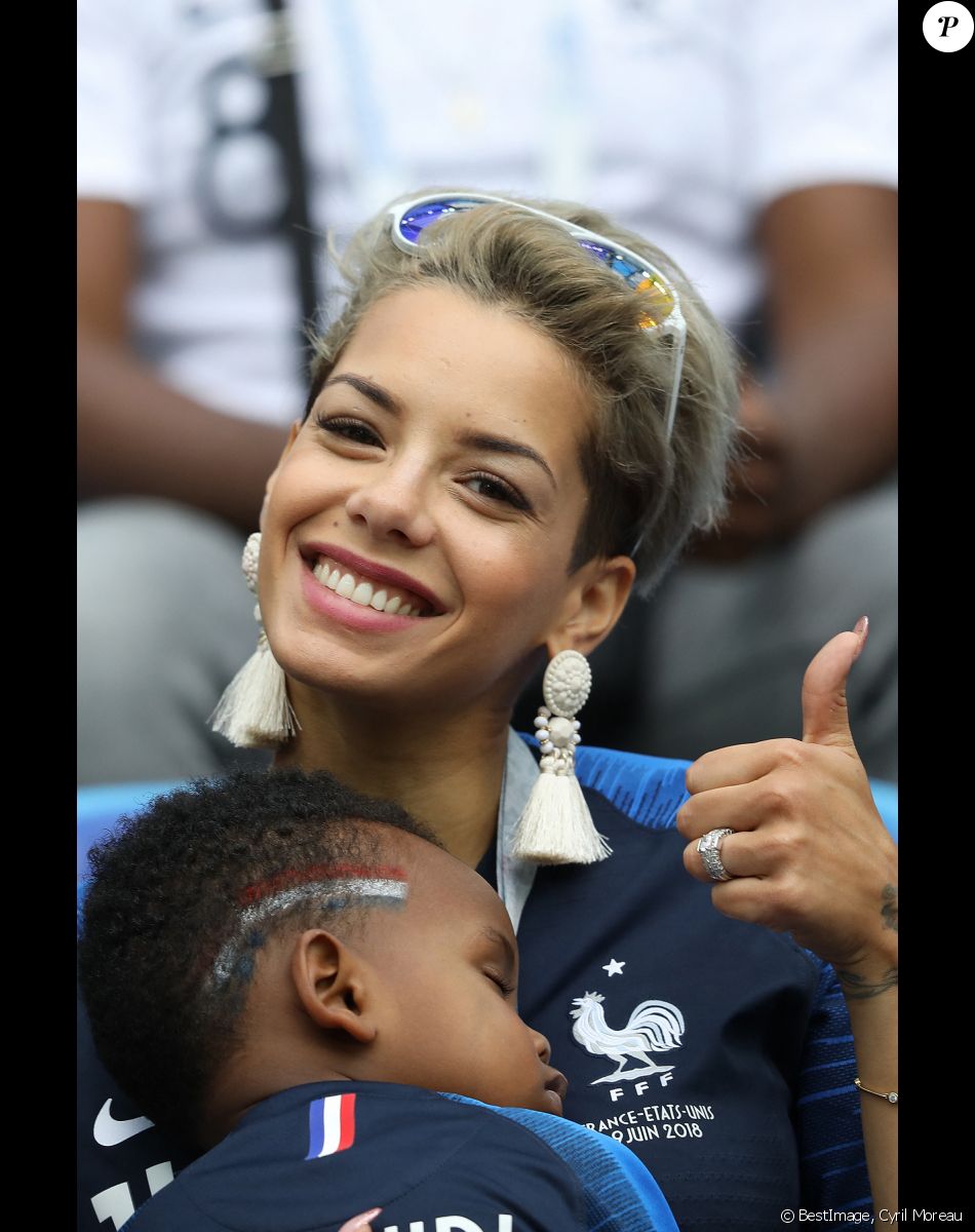 Isabelle Matuidi (femme de Blaise Matuidi) et son fils Eden - Célébrités dans les tribunes lors des quarts de finale de la Coupe du monde opposant la France à l'Uruguay au stade de Nijni Novgorod à Nijni Novgorod, Russie, le 6 juillet 2018. La France a gagné 2-0. © Cyril Moreau/Bestimage