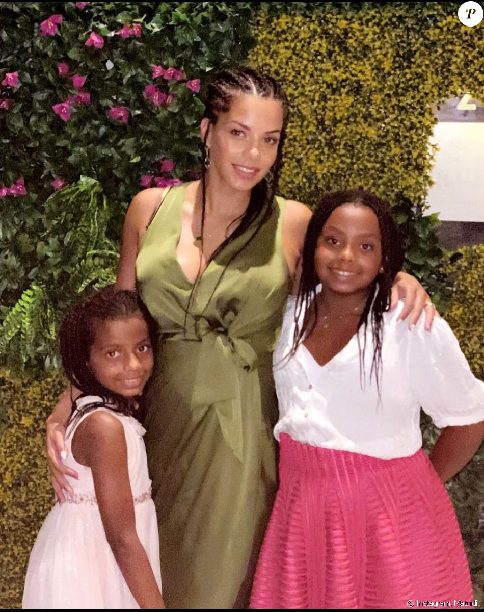 L'épouse de Blaise Matuidi, Isabelle Matuidi et deux de leurs trois enfants. Octobre 2020.