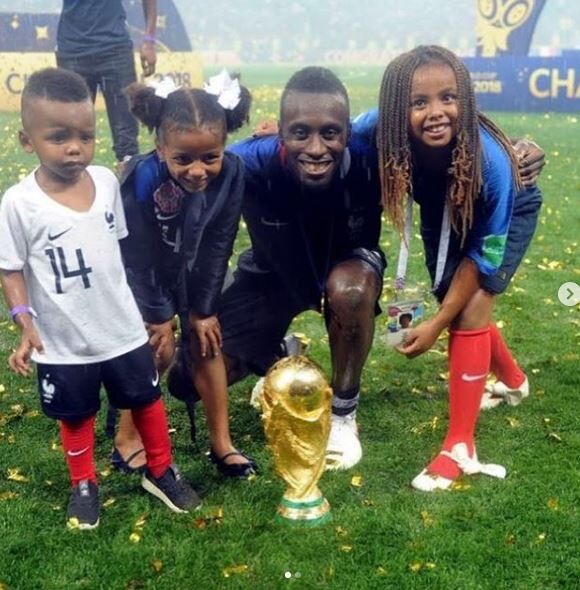 Blaise Matuidi et ses trois enfants Myliane, Naëlle et Eden, posent avec la Coupe du monde après la victoire de l'équipe de France en Russie. Instagram, le 19 juillet 2018.