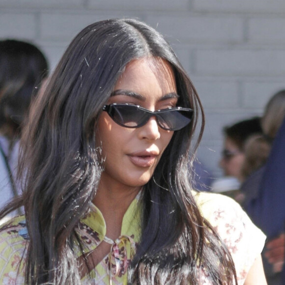 Exclusif - Kim Kardashian et D. Letterman sortent d'un supermarché sur le tournage de l'émission My Next Guest Needs No Introduction dans le quartier de Calabasas à Los Angeles, le 5 février 2020