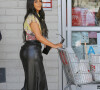 Exclusif - Kim Kardashian et D. Letterman sortent d'un supermarché sur le tournage de l'émission My Next Guest Needs No Introduction dans le quartier de Calabasas à Los Angeles, le 5 février 2020