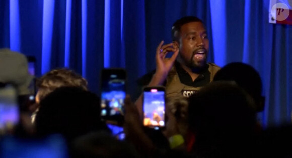 Présidentielle américaine à Los Angeles: le candidat Kanye West fond en larmes pour son premier meeting! Kanye West poursuit son chemin en politique. Le rappeur, qui a annoncé sa candidature à la prochaine élection présidentielle américaine, en novembre prochain, a tenu son premier meeting, dimanche 19 juillet, en Caroline du Sud.