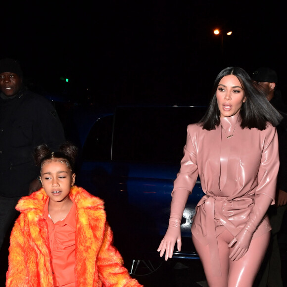 Kanye West, Kim Kardashian et sa soeur Kourtney emmènent leurs filles North West et Penelope Disick, faire un tour de carrousel au pied de la tour Eiffel après un dîner au restaurant "Ferdi". Pour l'occasion ils ont réservé le carrousel pendant 30 minutes pour la somme de 3000 euros. Ils en ont également profité pour acheter des souvenirs à l'effigie de la tour Eiffel. Paris, le 1er mars 2020.