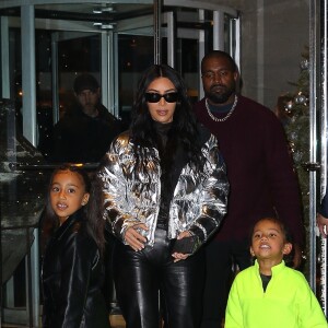 Kim Kardashian, son mari Kanye West et leurs enfants North et Saint - La famille Kardashian West l'hôtel Ritz-Carlton après avoir dîné dans le restaurant Milos à New York, le 21 décembre 2019.