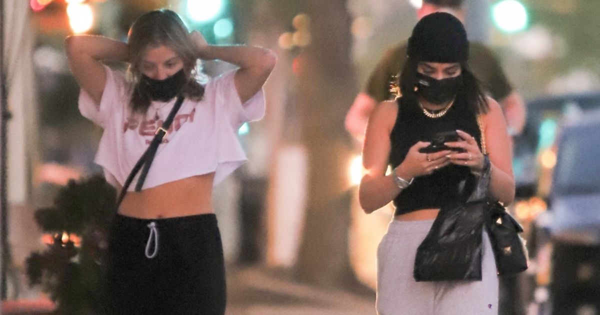 Exclusif - Vanessa Hudgens et son amie GG Magree à Los Feliz. Le 9