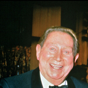 Archives - Charles Trenet reçoit une victoire d'honneur des mains de Jack Lang, lors des Victoires de la musique. 1985.