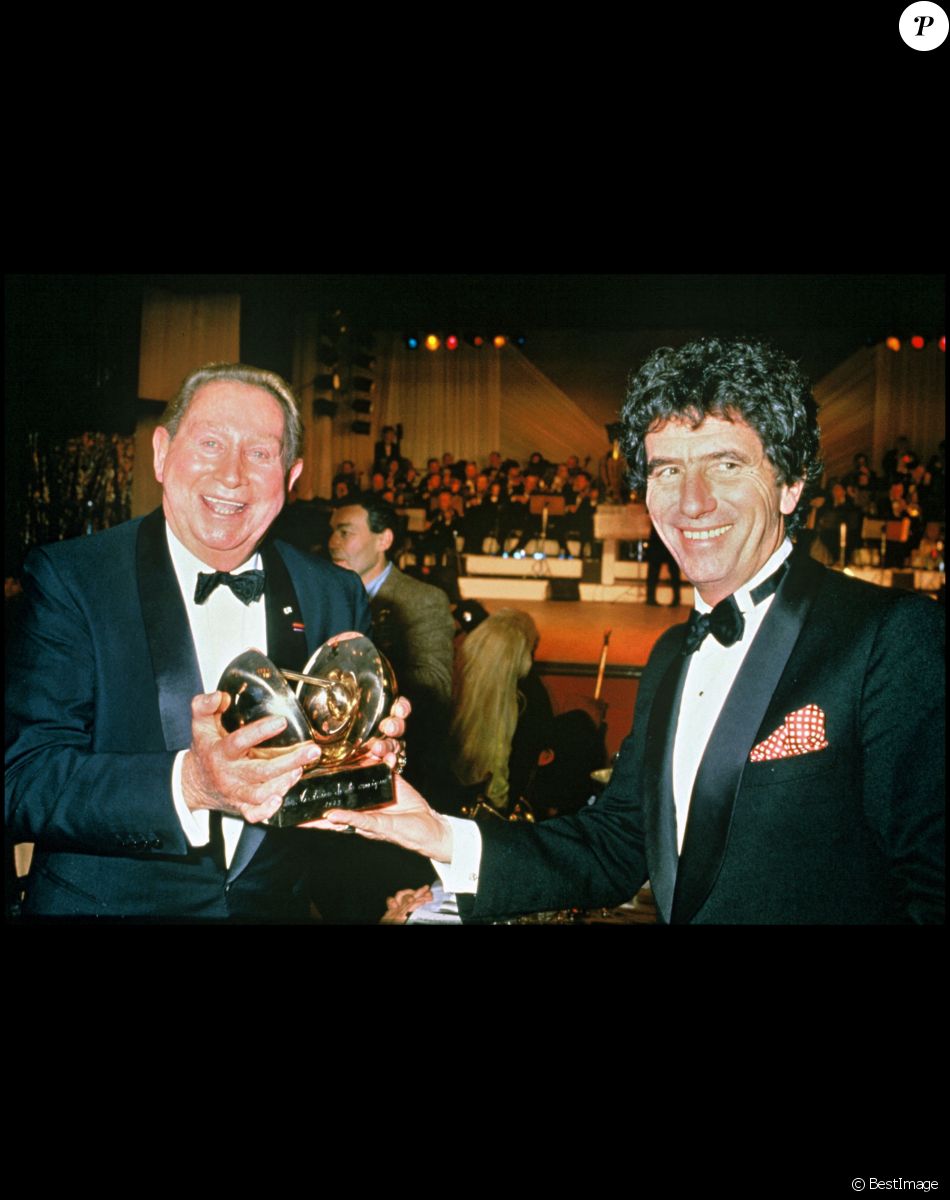 Archives - Charles Trenet reçoit une victoire d'honneur des mains de Jack Lang, lors des Victoires de la musique. 1985.