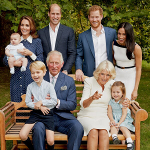 Photo de famille pour les 70 ans du prince Charles, prince de Galles, dans le jardin de Clarence House à Londres, Royaume Uni, le 14 novembre 2018. Le prince de Galles pose en famille avec son épouse Camilla Parker Bowles, duchesse de Cornouailles, et ses fils le prince William, duc de Cambridge, et le prince Harry, duc de Sussex, avec leurs épouses, Catherine (Kate) Middleton, duchesse de Cambridge et Meghan Markle, duchesse de Sussex, et les trois petits-enfants le prince George, la princesse Charlotte et le jeune prince Louis. 