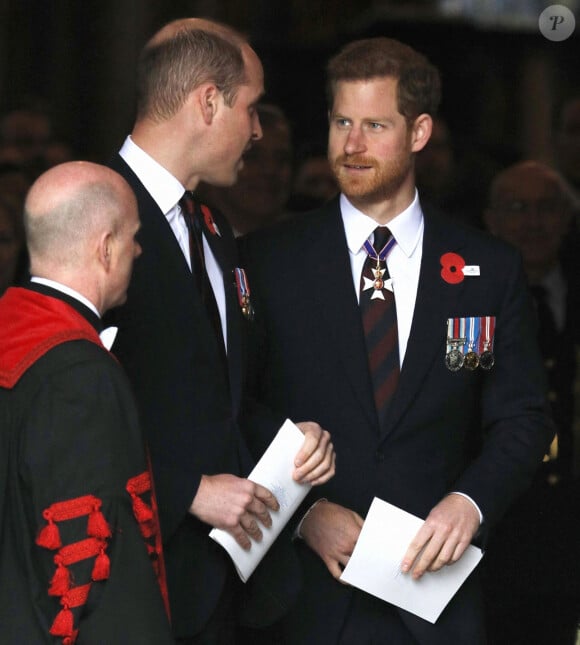 e prince William, duc de Cambridge, et le prince Harry à la sortie de l'abbaye de Westminster pour le service commémoratif de L'ANZAC Day à Londres. Le 25 avril 2018.