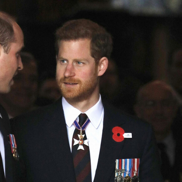 e prince William, duc de Cambridge, et le prince Harry à la sortie de l'abbaye de Westminster pour le service commémoratif de L'ANZAC Day à Londres. Le 25 avril 2018.