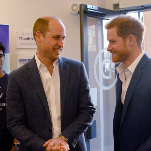 Le prince William, duc de Cambridge et le prince Harry inaugurent le centre Greenhouse à Londres le 26 avril 2018. 