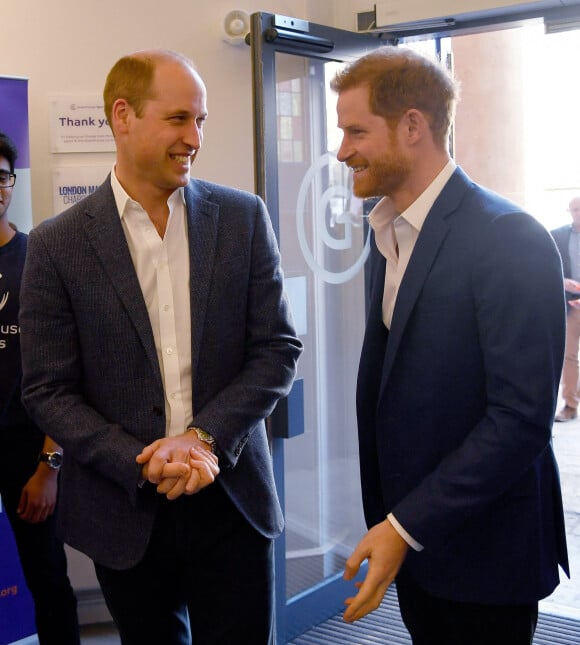 Le prince William, duc de Cambridge et le prince Harry inaugurent le centre Greenhouse à Londres le 26 avril 2018. 
