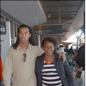 Exclusif - Ronaldinho et sa mère Miguelina à Paris en novembre 2005.