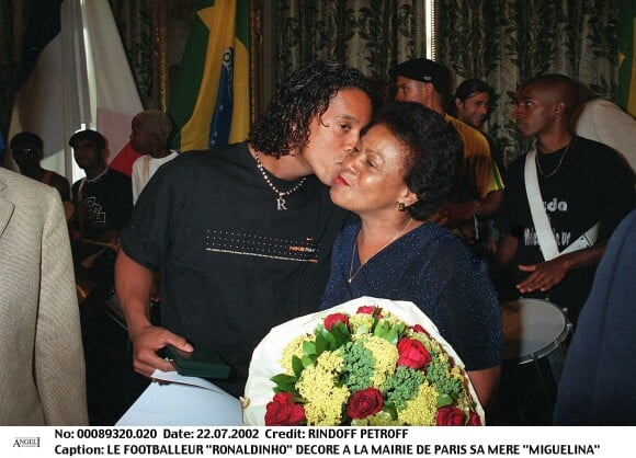 Ronaldinho et sa mère Miguelina à Paris en juillet 2002.