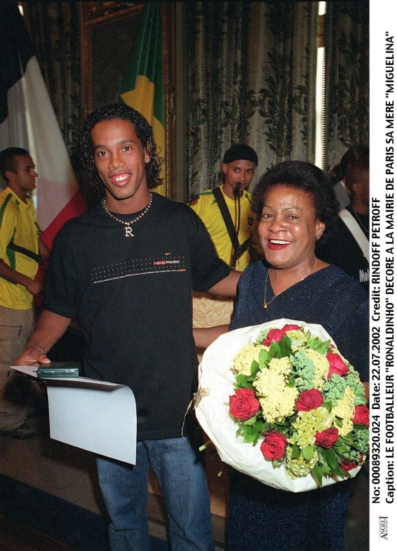 Ronaldinho et sa mère Miguelina à Paris en juillet 2002.