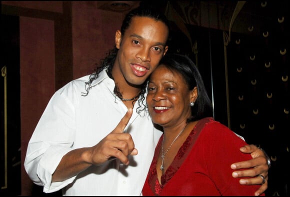 Exclusif - Ronaldinho et sa mère Miguelina à Paris en novembre 2005.