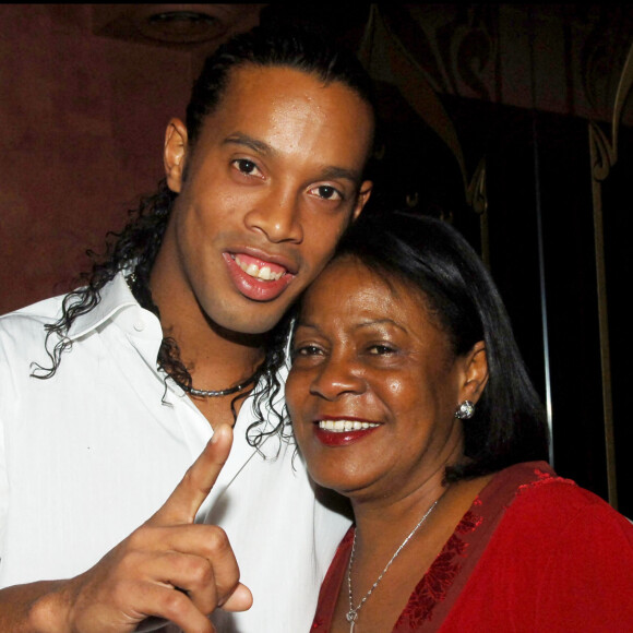Exclusif - Ronaldinho et sa mère Miguelina à Paris en novembre 2005.