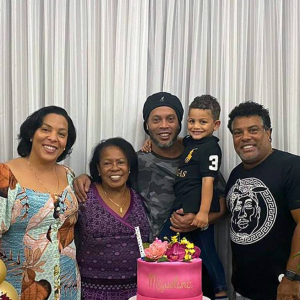 Ronaldinho et sa mère Miguelina (en robe violette) en famille, lors de ses 71 ans. Octobre 2020.