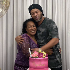 Ronaldinho et sa mère Miguelina (en robe violette) en famille, lors de ses 71 ans. Octobre 2020.