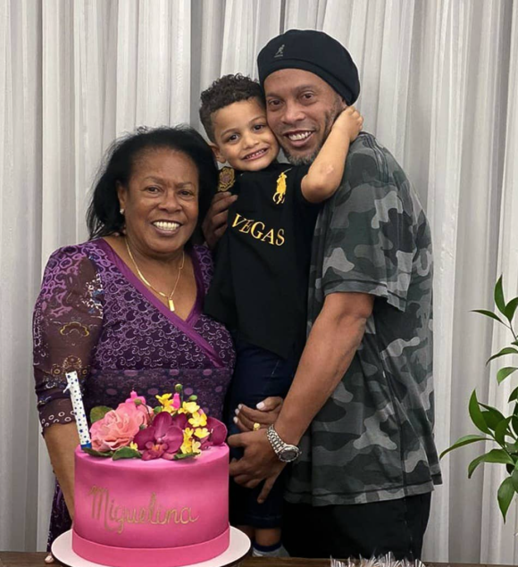 Ronaldinho et sa mère Miguelina (en robe violette) en famille, lors de ses 71 ans. Octobre 2020.