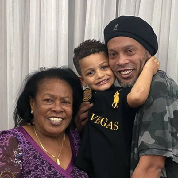 Ronaldinho et sa mère Miguelina (en robe violette) en famille, lors de ses 71 ans. Octobre 2020.