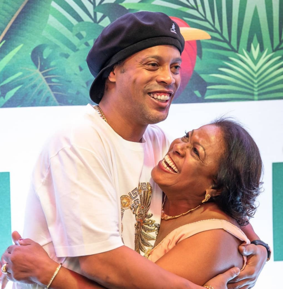 Ronaldinho et sa mère Miguelina lors de ses 70 ans. Octobre 2019. Photo par Thiago Pitrez.