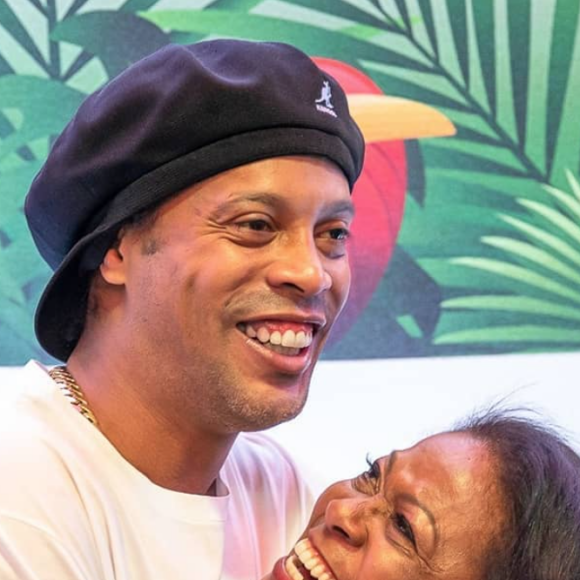 Ronaldinho et sa mère Miguelina lors de ses 70 ans. Octobre 2019. Photo par Thiago Pitrez.