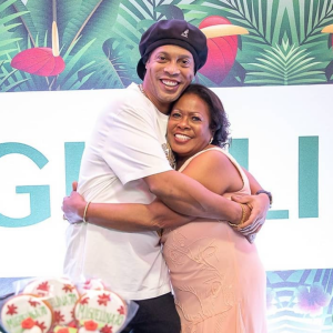 Ronaldinho et sa mère Miguelina lors de ses 70 ans. Octobre 2019. Photo par Thiago Pitrez.