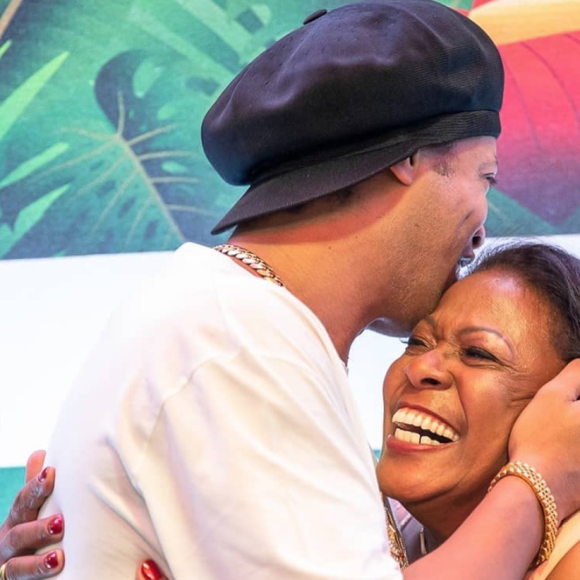 Ronaldinho et sa mère Miguelina lors de ses 70 ans. Octobre 2019. Photo par Thiago Pitrez.