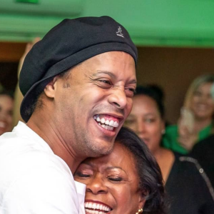 Ronaldinho et sa mère Miguelina lors de ses 70 ans. Octobre 2019. Photo par Thiago Pitrez.