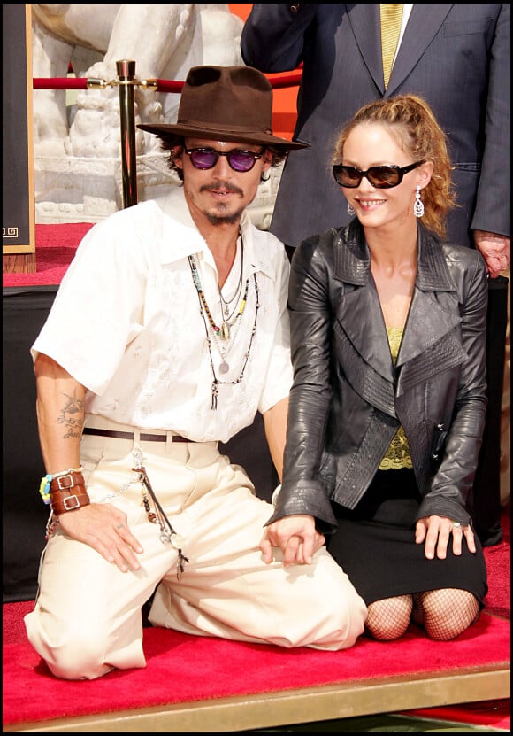 Johnny Depp soutenu par Vanessa Paradis lors de la pose de ses empreintes à Hollywood