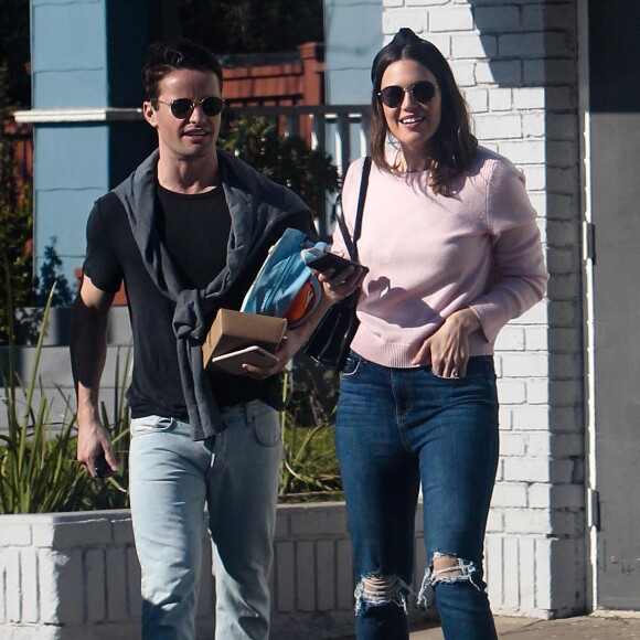 Mandy Moore et son fiancé Taylor Goldsmith quittent le restaurant Amara Kitchen à Pasadenas le 17 février 2018. © CPA / Bestimage