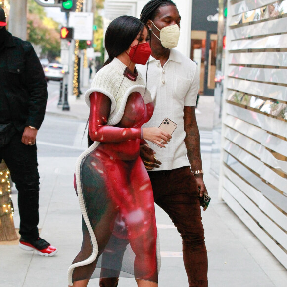 Offset et sa compagne Cardi B arrivent à une boutique Louis Vuitton à Los Angeles, le 22 janvier 2021.