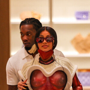 Offset et sa compagne Cardi B à la sortie d'une boutique Louis Vuitton à Los Angeles, le 22 janvier 2021.