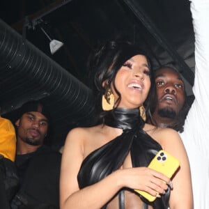 Offset fête son anniversaire (28 ans) avec sa femme Cardi B dans un club de striptease à Los Angeles. Offset est arrivé avec un énorme sac rempli de billets de 1 dollars et les distribues aux stripteaseuses. L'ambiance est chaude! Le 13 décembre 2019