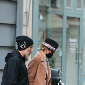 Exclusif - Laeticia Hallyday et son compagnon Jalil Lespert ont été déjeuner chez l'avocat fiscaliste Pierre Pradier pour terminer les modalités de l'accord de la succession de Johnny Hallyday à Paris le 9 janvier 2021.