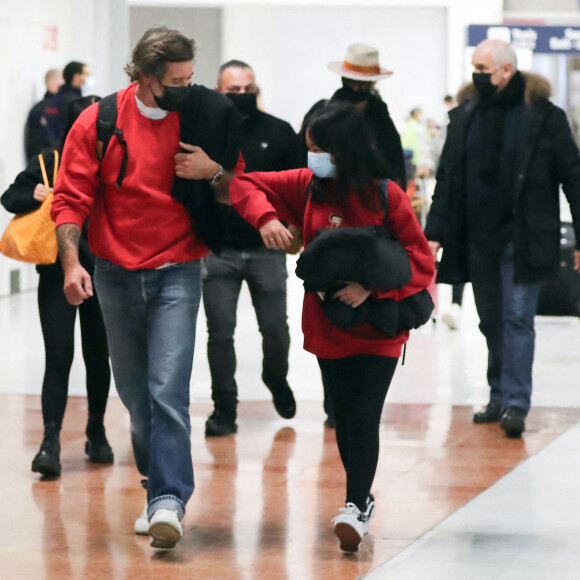 Exclusif - Laeticia Hallyday, ses filles Jade et Joy et son compagnon Jalil Lespert arrivent à Paris en provenance de Saint-Barthélemy, le 19 décembre 2020.