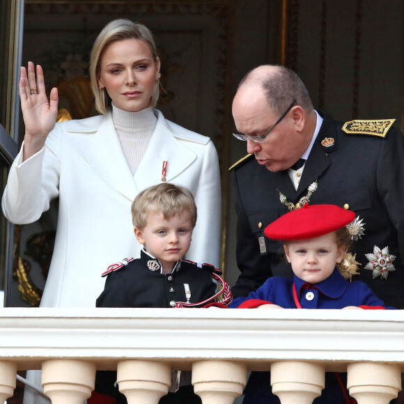 La princesse Charlene et le prince Albert II de Monaco, leurs enfants le prince Jacques et la princesse Gabriella - La famille princière de Monaco au balcon du palais lors de la Fête nationale monégasque à Monaco. © Dominique Jacovides / Bestimage