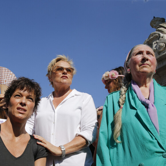 Anne le Nen et sa compagne Muriel Robin - Rassemblement contre les violences faites aux femmes, Place de la République à Paris. Le 6 juillet 2019 © Stephen Caillet / Panoramic / Bestimage