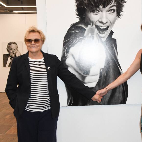 Muriel Robin et sa compagne Anne Le Nen - Vernissage de l'exposition "Quand le masque tombe" de Stéphane de Bourgies sur le toit de la Grande Arche à Paris, le 12 mars 2019. © Coadic Guirec/Bestimage