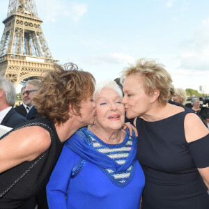 Line Renaud entre Muriel Robin et sa compagne Anne Le Nen - Soirée du 90ème anniversaire de Line Renaud sur le Bateau Potel et Chabot "Pavillon Seine" à Paris le 2 juillet 2018. © Coadic Guirec/Bestimage