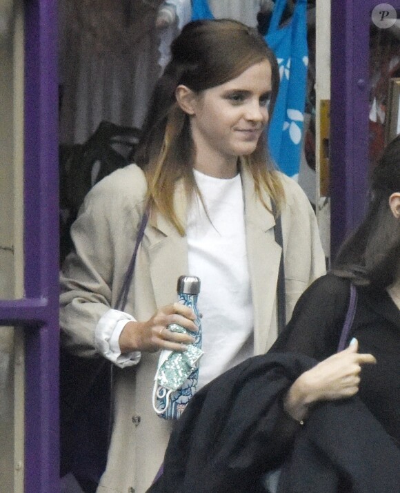 Exclusif - Emma Watson est allée faire du shopping dans le magasin de lingerie Tallulah à Londres. Le 9 juillet 2020