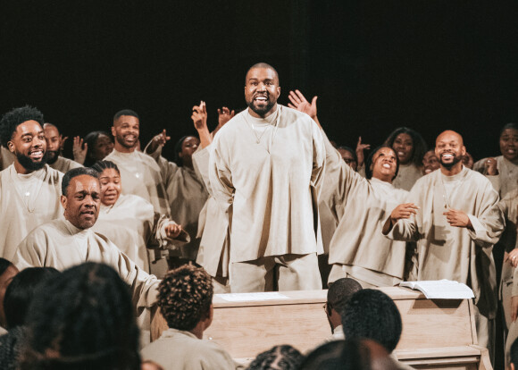 Info du 4 juillet 2020 - Kanye West annonce sa candidature à l'élection présidentielle américaine sur Twitter Exclusif - Kanye West lors du "Sunday Service", la messe est organisée au Théâtre des Bouffes du Nord à Paris, le 1er mars 2020.