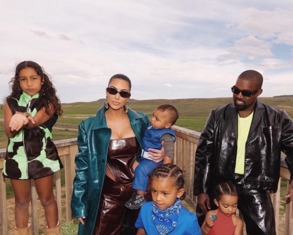 Kim Kardashian, Kanye West et leurs quatre enfants en juin 2020.