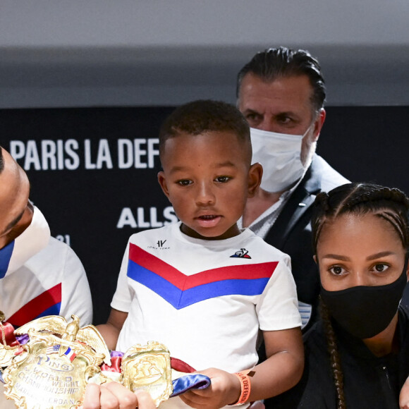 Tony Yoka, sa femme Estelle Yoka Mossely et leurs deux enfants Ali et Magomed (dans les bras d'Estelle) lors de la conférence de presse à la veille des combats "La Conquête – Tony Yoka Vs Johann Duhaupas" et Estelle Yoka-Mossely vs Aurélie Froment à Paris La Défense Arena. Nanterre, le 24 septembre 2020. © JB Autissier / Panoramic / Bestimage