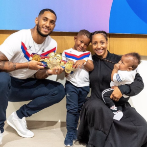 Tony Yoka, sa femme Estelle Yoka Mossely et leurs deux enfants Ali et Magomed (dans les bras d'Estelle) à la veille des combats "La Conquête – Tony Yoka Vs Johann Duhaupas" et Estelle Yoka-Mossely vs Aurélie Froment à Paris La Défense Arena.