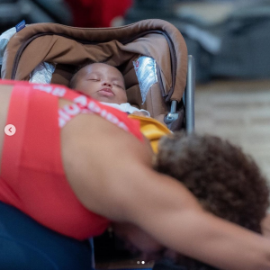 Estelle Mossely à la salle de gym, avec son fils Magomed. Juillet 2020.