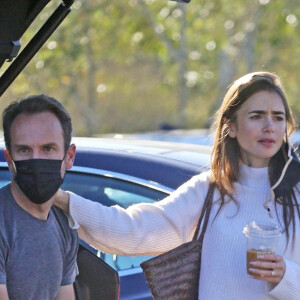 Exclusif - Lily Collins et son fiancé Charlie McDowell prennent un café près de leur voiture puis font un passage à un centre de recyclage à Los Angeles le 13 janvier 2021 