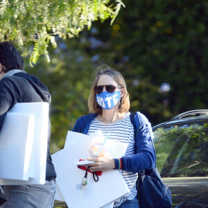 Exclusif - Jodie Foster et sa femme Alexandra Hedison font du recyclage à Los Angeles le 11 novembre 2020.