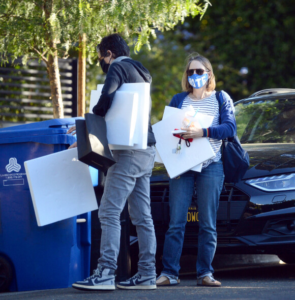Exclusif - Jodie Foster et sa femme Alexandra Hedison font du recyclage à Los Angeles le 11 novembre 2020.